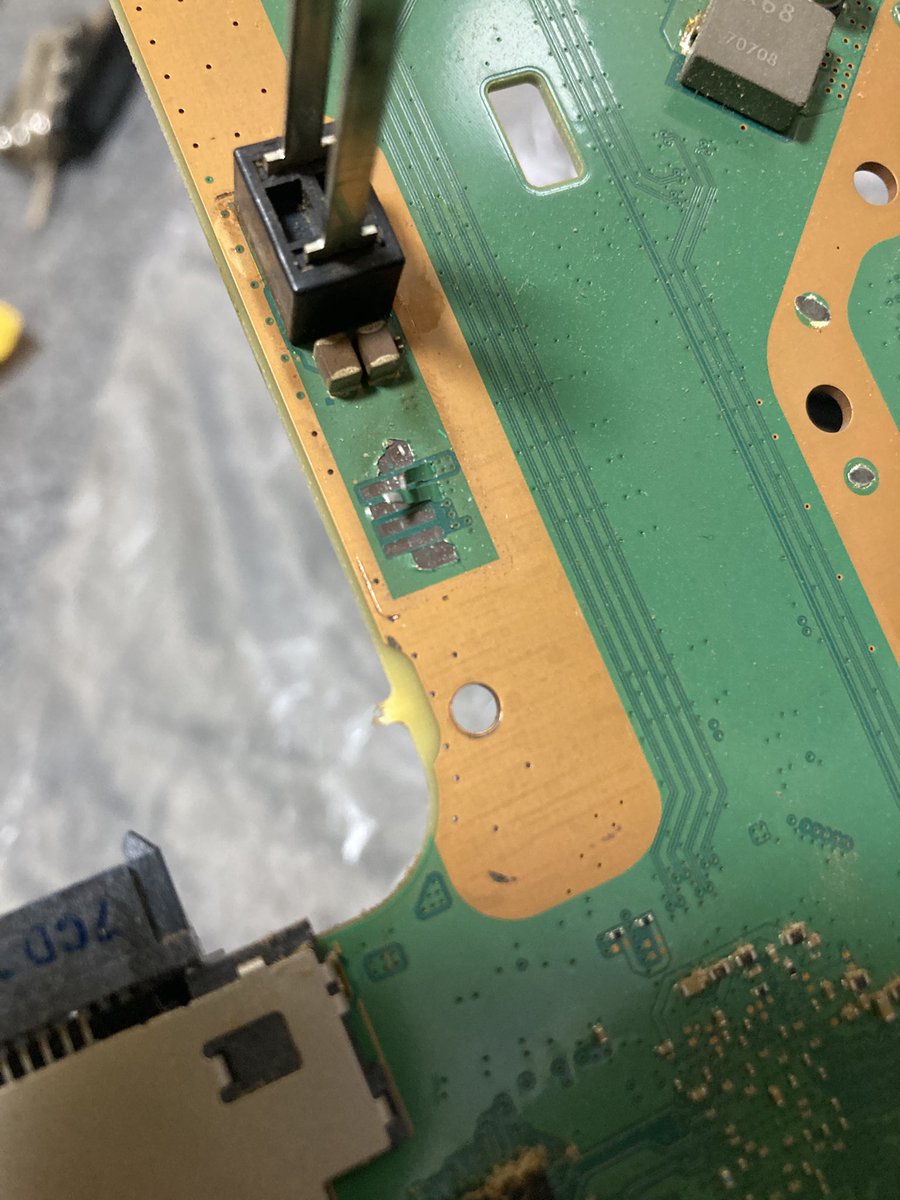 ps4を掃除しようおもたら電源コネクタ？外れてしもた、、、
これって修復不可なんやろか、、、