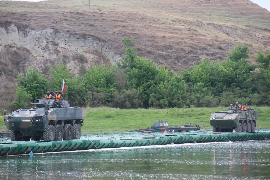 DowOperSZ's tweet image. Na poligonie Smârdan 🇷🇴 trwają intensywne manewry w ramach ćwiczenia #DacianSpring25 - żołnierze #PKWRUMUNIA 🇵🇱 razem z sojusznikami doskonalą swoje umiejętności bojowe.
✅ Siła ognia 💥
✅ Skuteczność taktyczna 🛡️
✅ Interoperacyjność sojusznicza 🌐
#DASP25
#WeAreNATO