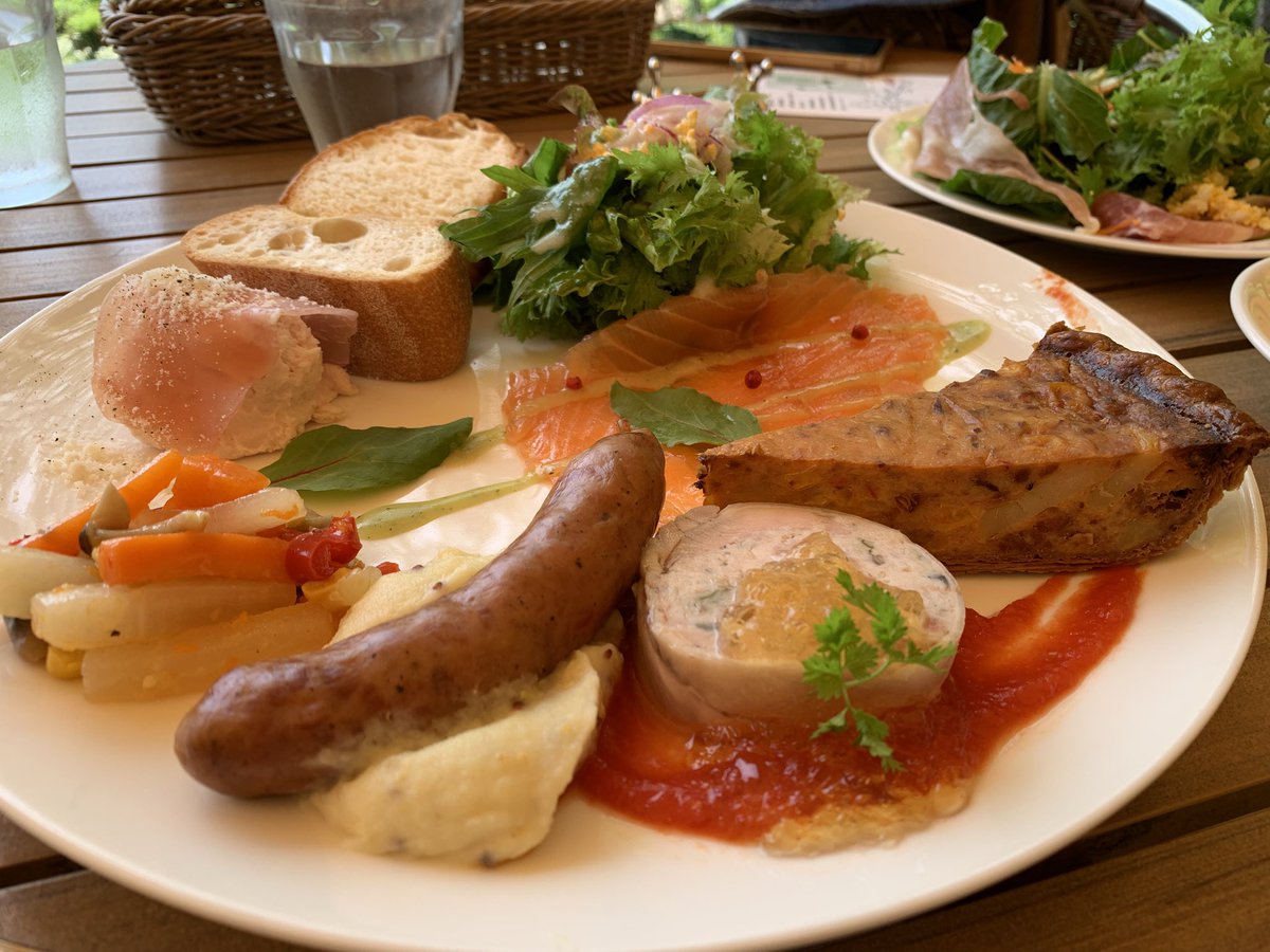 nansounotora's tweet photo. #早びる #昼食 #Lunch を #石窯ガーデンテラス で(写真)。#稲荷山浄妙寺 の境内にある #洋館レストラン。朝食をしっかり食べたばかりでお腹が空いてなかったが、ご馳走が目の前に並ぶと、別腹だった😋。#英國式庭園 の花々を眺め、緑風 を浴びながら。#ウグイス のさえずりがBGMだ。とても寛げた☺️。 https://t.co/XVIfmYWlfA