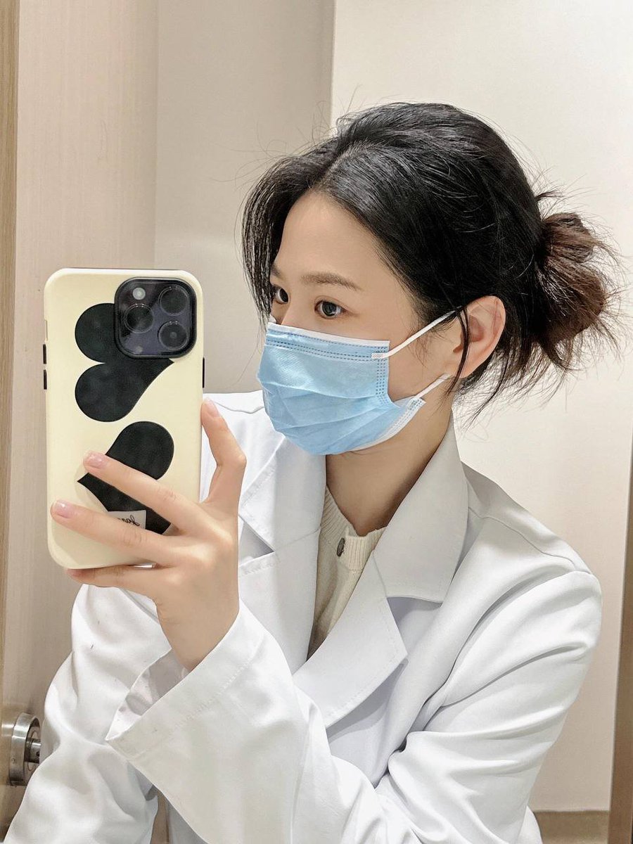 在单位玩露出只敢中午玩，因为早晚都会出事🤣

但总是忍不住那颗躁动的心，一个人的时候总想找刺激～

我的胸虽然不大，但乳头还是挺粉嫩的，有没有很想轻吻或轻柔我的乳头呢？ https://t.co/IY2ZBcll4M