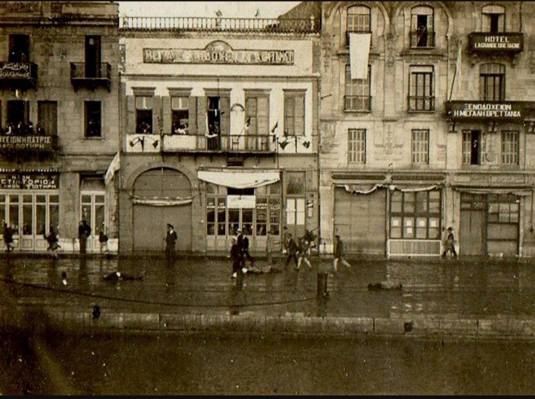 15 Mayıs 1919... İzmir'de bir Türk çocuğu, Yunan askerleri tarafından katledilen babasının cesedine sarılıp ağlarken sırtından süngülenerek katledildi.

Unutma.