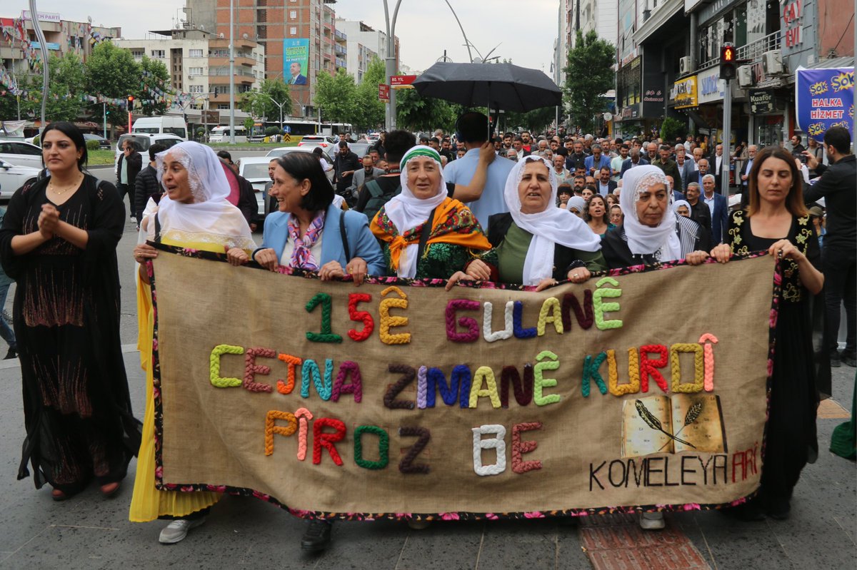 cigdemkilicgun's tweet photo. Seveknayîsê zonê dayîke barê vileyê ma yo!

Her serre 15ê Gulane Roşanê Zonê Kurdan coş û kelecanê ma berzêr keno; muhîmîya zon, kultur û kamîye reyna ano ma vîrî. Ma rind zanîme ke bê zonê dayîke ma çin îme, estbîyayîsê ma binê tehlukeyî de yo. 

Dinya de xeylêk zonî resayî statuyî, hama zonê kurdî homa qerqele der o. No seba nê welatî serm o. Na cografya de seveknayîsê pêro zonanê dayîke barê vileyê ma yo. Her zon qedrberz o û maneno vilika baxçeyî. Gereko ma destûr nêdîme ke vilikî huşk bibê.

Vengdayîşê 27ê Sibate yê Birêz Ocalanî bêguman seba garantîkerdisê halê zonê kurdî kî zaf muhîm o. Ma hêvî kenîme ke îqtîdar gos nano vengdayîsê 27ê Sibate û qerarê 12yê Kongre ser û gamanê şênberan erzeno. Komelê Kurdîstanî prosesê Aştîye û Komelê Demokratîkî de pîno ke zon û kamîya xo bi destê dewlete bi fermî bêro naskerdene. Êdî gerek Komara Demokratîke bêro awankerdene, pêro kamîyî bêrê şinasnayene. 

Ez kesanê ke seba zonê dayîke xîret kenê, zonê xo gurênenê, qisey kenê û wayîrê kamîya xo vejînê reyna bi rêzdarî silam kon. Ma vanîme ke “her ca de kurdî, her dem kurdî”.

#CejnaZimanêKurdîPîrozbe