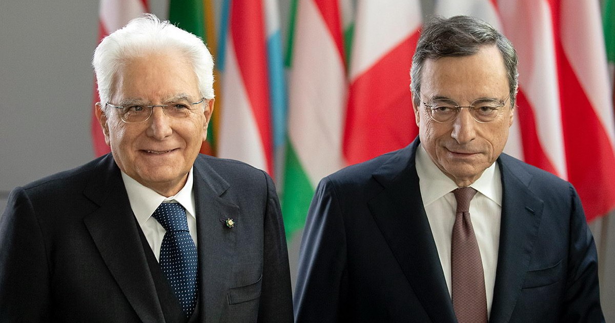 SavinoBalzano's tweet photo. Mattarella: «Nessun dorma in Europa, urgente una difesa comune».

Anche se nessuno lo fa notare, anche se questo significherà inevitabilmente restare una voce isolata, quasi soffocata dal silenzio dei servi che ci circondano, credo sia doveroso denunciare la gravità del comportamento del nostro #PresidenteDellaRepubblica.

Ormai da tempo, #Mattarella sta cercando di imporre una specifica agenda alla nostra politica estera e alla nostra politica di difesa. Che poi non è nemmeno una sua agenda, ma quella dettata da alcuni a #Bruxelles.

Le sue parole di ieri non lasciano spazio alla discussione: non si ammette replica, non si tollera contraddittorio rispetto all’attuale strategia del riarmo europeo.

E allora la mia domanda è semplice: come si permette? come osa il Capo dello Stato debordare rispetto alle sue prerogative costituzionali?
Non può entrare nel merito di scelte che spettano alla politica, ai rappresentanti del popolo, al Governo.

Il suo dovrebbe essere un ruolo di mera garanzia, di custodia della Costituzione.

È il momento di dire basta a tutto questo, di denunciare apertamente chi non rispetta il dettato costituzionale, interpretando la propria istituzione ben al di fuori dei limiti che esso impone.

Chi manca davvero di rispetto alla Presidenza della Repubblica? Chi ne critica lo slabbramento o chi, viceversa, ne forza i confini costituzionali?

Il #Quirinale è ormai garante del vincolo esterno, del pilota automatico, del whatever it takes. Non a caso, ieri Mattarella sosteneva quel che sosteneva accanto a Mario #Draghi.

È così evidente l’abuso!

Il tema del riarmo è gravemente divisivo: tanto nella maggioranza quanto nell’opposizione. E allora, secondo quale principio il Presidente della Repubblica pretende di sciogliere il nodo con la forza, con l'imposizione? con quale diritto intende farlo?

Non è un caso, a mio avviso, che qualcuno torni a parlare di premierato. Fa bene a farlo.
Su una cosa sono d’accordo con Mattarella: nessun dorma!