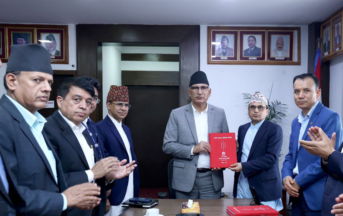 राजस्व परामर्श समितिको प्रतिवेदन बुझ्नु हुँदै उपप्रधानमन्त्री एवं अर्थमन्त्री विष्णुप्रसाद पौडेल