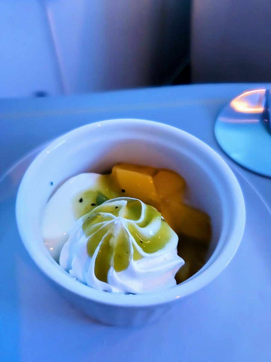 ファーストエアラインズ　池袋
VRで世界旅行🧳(⁠≧⁠▽⁠≦⁠)
今日はニュージーランド
前菜　スープ　メイン　デザート
説明してくれるので何と言う料理か
わかりやすい(⁠ ⁠╹⁠▽⁠╹⁠ ⁠)
どの料理も美味しいと評判
日によって開催国が違うのですが
若干　偏りがあるようなのが残念