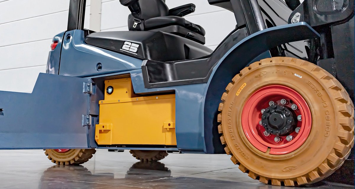 Royal_Forklift's tweet photo. The side battery replacement port of the Royal Forklift makes work more efficient.

#EfficientOperations #SmartDesign #ForkliftTechnology #RoyalForklifts #IndustrialInnovation #StreamlinedWorkflow #PowerAndPerformance https://t.co/tg1LH9YhTD