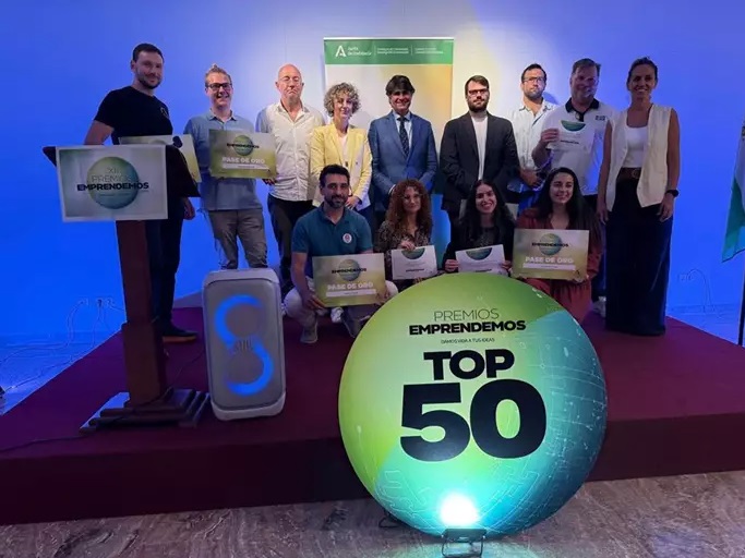 aemprende's tweet image. 🟢Málaga impulsa el talento innovador: cinco startups ganan los XII #PremiosEmprendemos2025 y entran en la carrera por el #TOP50 andaluz.

✔️#Agphotonics
✔️#ElBaúldelaTuna
✔️@unknowngravity_
 ✔️#SLab
✔️#SemaEntornos

📍Gala final: 26 de junio en Almería

🔗bit.ly/4dk51Oi