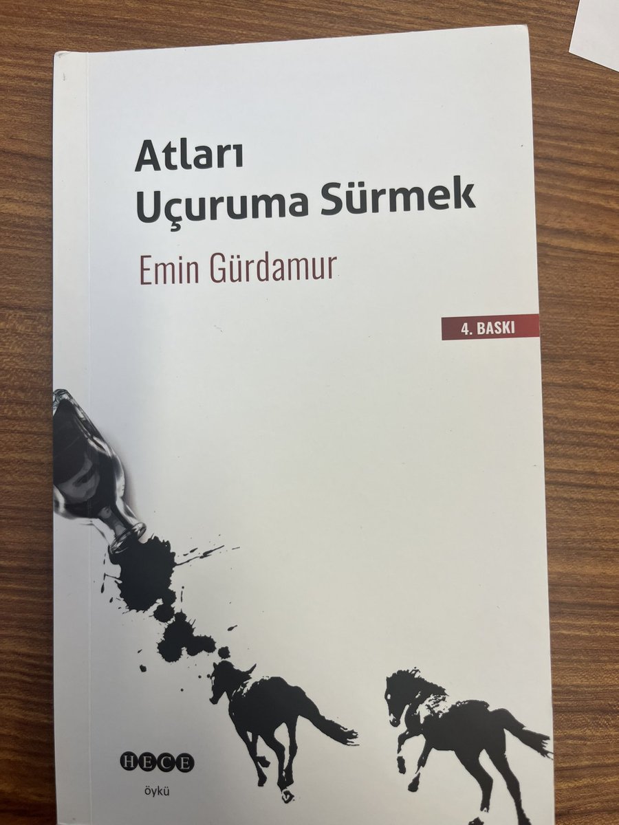 İlk kitapları seviyorum. Yazarın bakış açısı daha belirgin. Atları Uçuruma Sürmek’in farkı da içindeki sosyolojinin belirgin oluşu. Üstelik toplumun tek katmanına yönelmemiş yazar. Yeraltı kamerası derinleri gösteriyor. Bazen birkaç cümleden bütün derinliği anlayabiliyorsunuz.