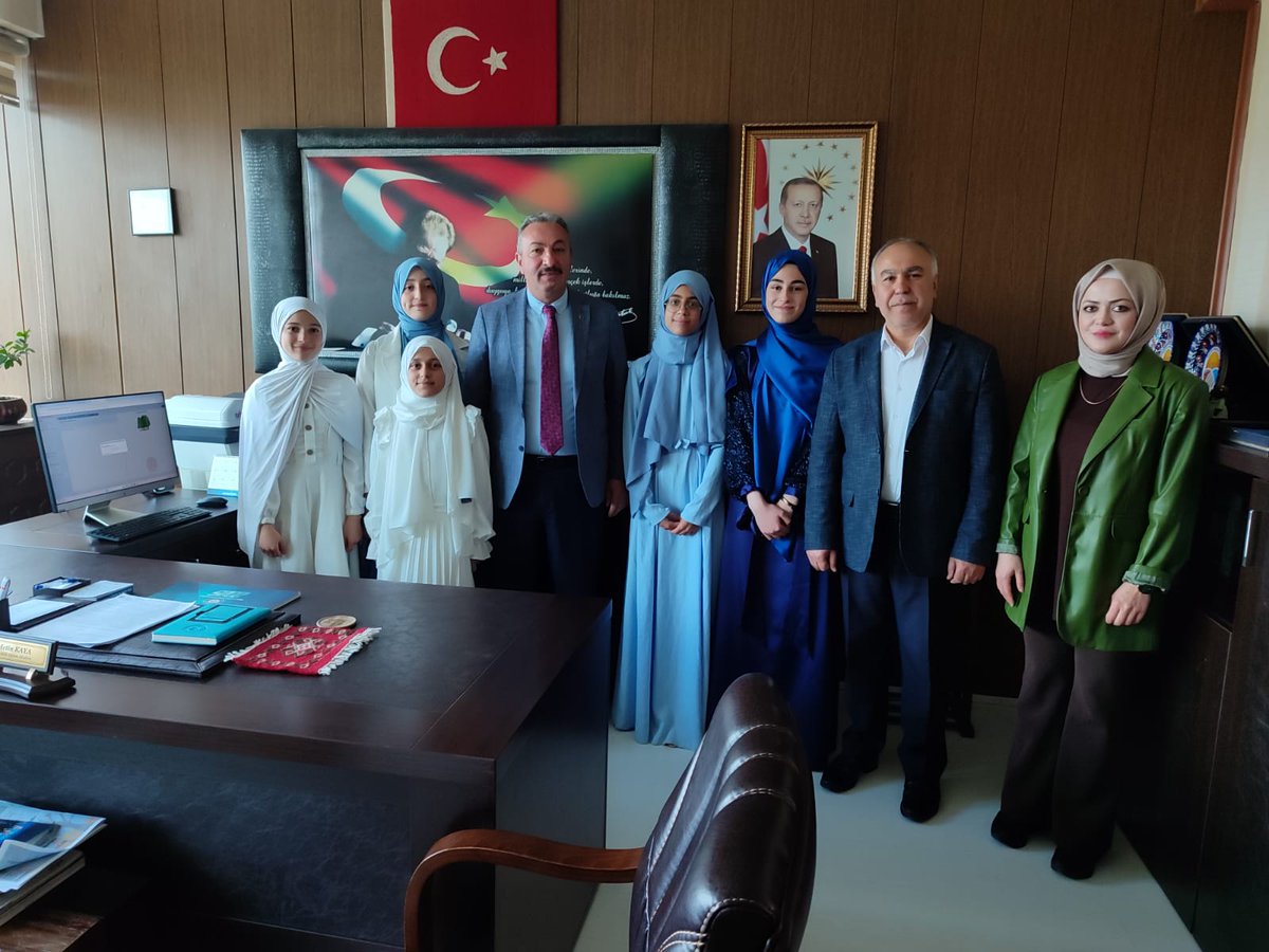 Şehit Lokman Oktay İmam Hatip Ortaokulu öğrencileri, Bakanlığımız Arapça Yarışması’nda kazandıkları birinciliği İlçe Millî Eğitim Müdürü Metin Kaya’yı ziyaret ederek kutladı. Öğrenciler ödüllerini Sayın Kaya’dan teslim aldı. Başarılarının devamını diliyoruz. #ArapçaYarışması