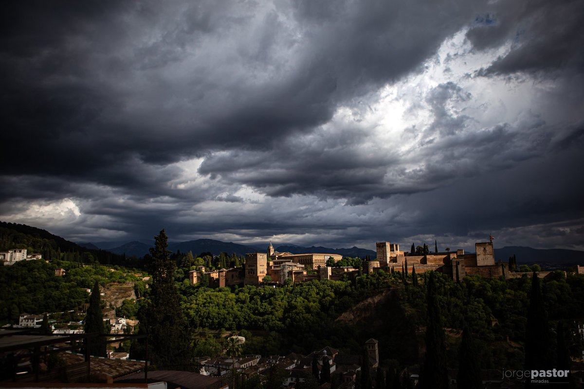 Ayer la tomenta me pilló en el Albaicín...

#storm #clouds #alhambra #granada #andalucía #spain #landscape #albaicín #sky #sunset #spring