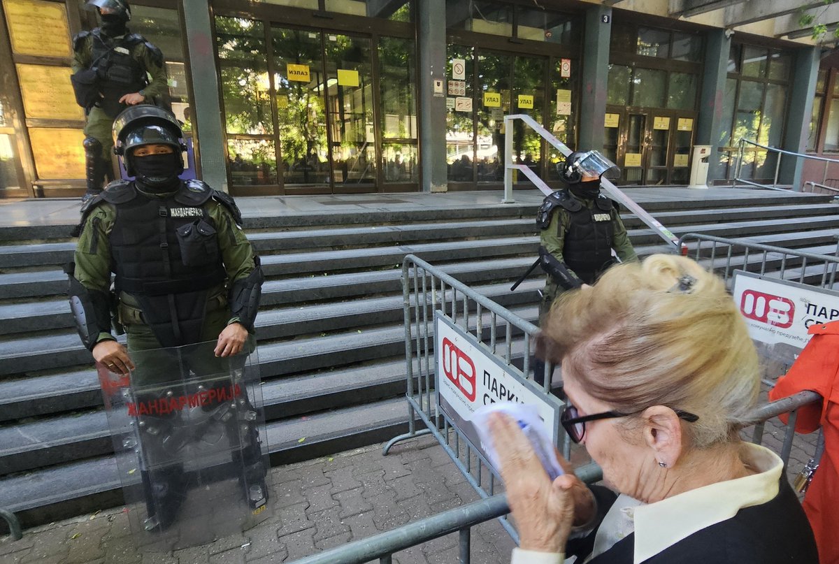 Marijina majka, 77 godina, pred zandarmerijom za svoje dete.
Svaki minut je bitan.
Nema nazad.