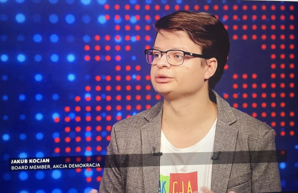 WP ujawniła, że to Jakub Kocjan stoi za nielegalną kampanią w internecie wspierającą Trzaskowskiego. Za 400.000 zł z zagranicy stworzył machinę hejtu, która 24/7 atakowała Karola Nawrockiego i Sławomira Mentzena. Należy do fundacji Akcja Demokracja powiązanej z G. Sorosem
