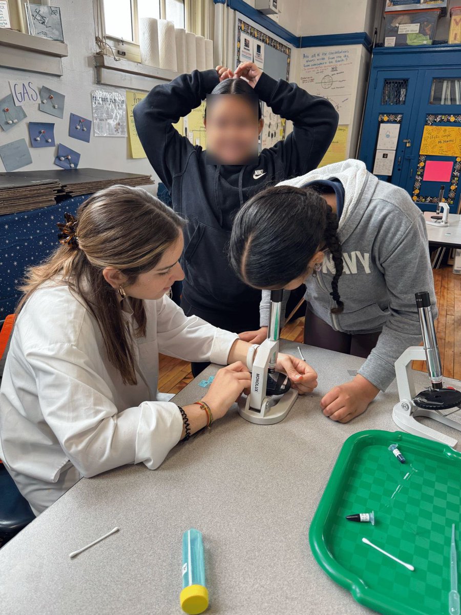 ECUSA (@comunidadecusa) on Twitter photo ✨ ¡La ciencia llegó a Dos Puentes Elementary!
El 4 de abril, voluntari@s de #ECUSA_NY llevaron un taller sobre el cuerpo humano a estudiantes de 5º grado en Washington Heights 🧠🔬
🔍 Aislaron células bucales, las tiñeron y ¡las vieron al microscopio!
Gracias a <a href="/SpainEdOffice/">Spain Edu Office USA</a> y ✨ ¡La ciencia llegó a Dos Puentes Elementary!
El 4 de abril, voluntari@s de #ECUSA_NY llevaron un taller sobre el cuerpo humano a estudiantes de 5º grado en Washington Heights 🧠🔬
🔍 Aislaron células bucales, las tiñeron y ¡las vieron al microscopio!
Gracias a <a href="/SpainEdOffice/">Spain Edu Office USA</a> y