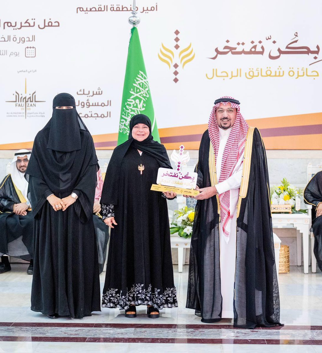 جامعة الملك عبدالعزيز (@kauedu_sa) on Twitter photo سمو #أمير_منطقة_القصيم <a href="/EmarahAlQassim/">إمارة منطقة القصيم</a> يُكرّم أ.د. سعاد بنت خليل الجاعوني، أستاذة واستشارية أمراض الدم وأورام الأطفال بكلية الطب في #جامعة_الملك_عبدالعزيز، بمناسبة حصولها على المركز الثالث (مكرر) في مسار الإبداع والابتكار بجائزة #شقائق_الرجال في دورتها الخامسة، عن أبحاثها في سمو #أمير_منطقة_القصيم <a href="/EmarahAlQassim/">إمارة منطقة القصيم</a> يُكرّم أ.د. سعاد بنت خليل الجاعوني، أستاذة واستشارية أمراض الدم وأورام الأطفال بكلية الطب في #جامعة_الملك_عبدالعزيز، بمناسبة حصولها على المركز الثالث (مكرر) في مسار الإبداع والابتكار بجائزة #شقائق_الرجال في دورتها الخامسة، عن أبحاثها في