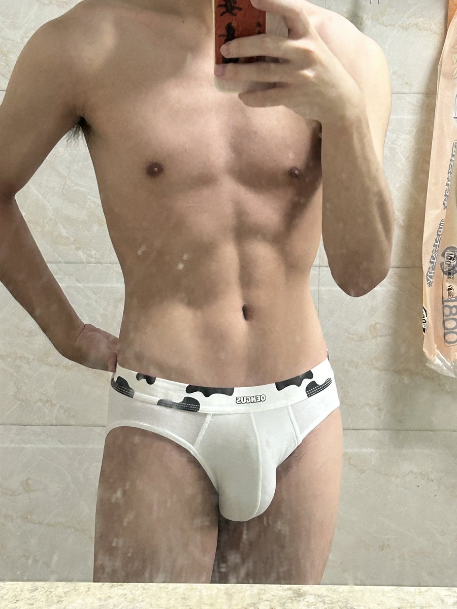 KKK241026's tweet photo. 想去游泳 想去海边. https://t.co/mvFJlGoEtw