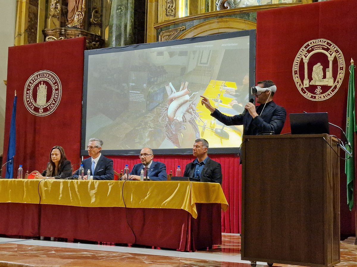 📸 <a href="/PauGuardiolaNet/">Pau Guardiola</a> muestra a los agentes internacionales el potencial de las nuevas tecnologías y cómo la UCAM las está aplicando ya en el aula.