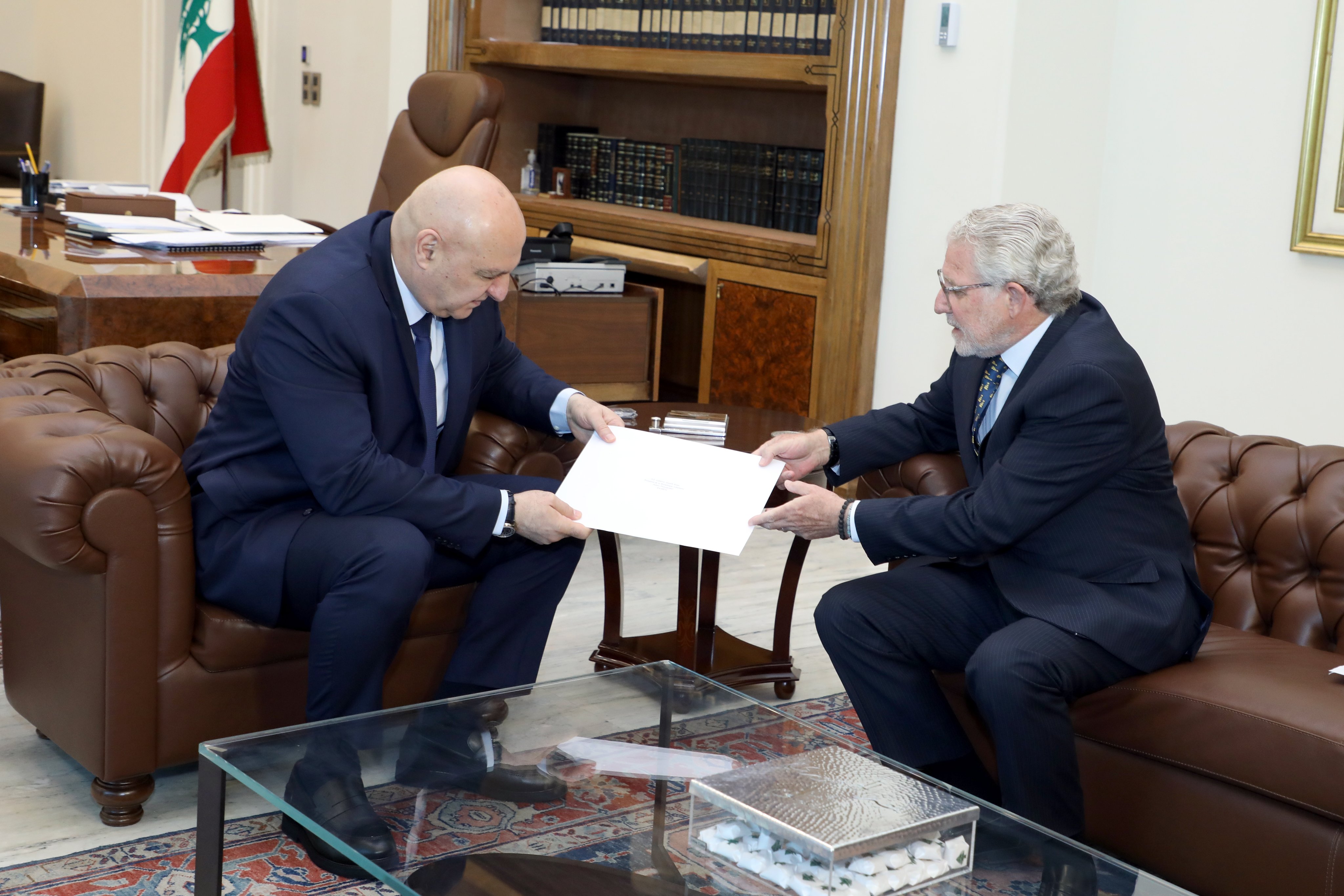 سلّم سفير إسبانيا في لبنان الرئيس عون رسالة خطّية من ملك إسبانيا فيليبي السادس
