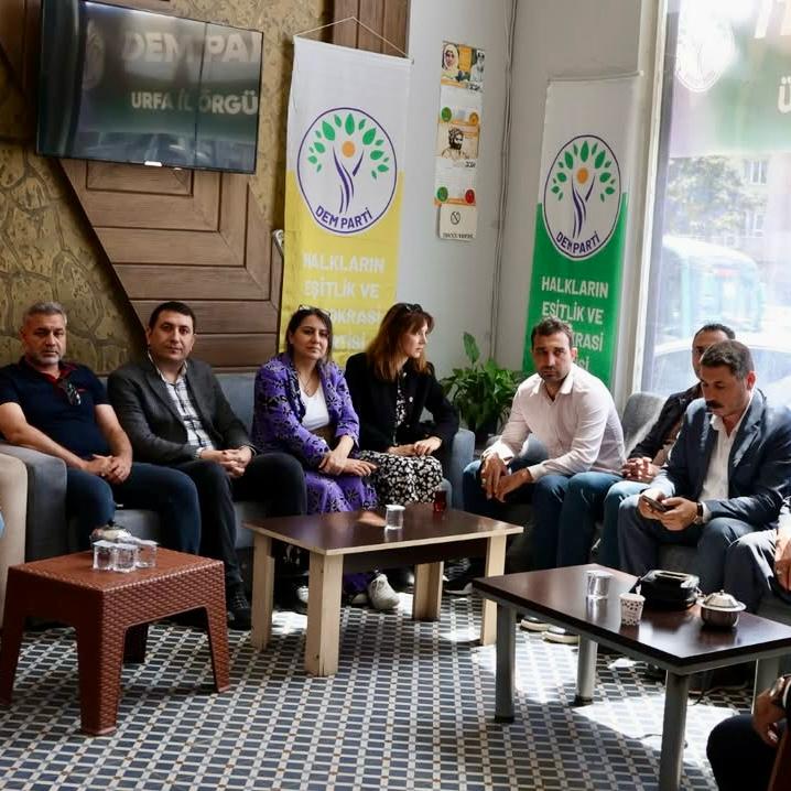 Şube Başkanımız Mehmet SÜZEN, Yönetim Kurulu Üyelerimiz ve TMMOB İl Koordinasyon Kurulu üyeleri ile birlikte TBMM Başkanvekili Sırrı Süreyya ÖNDER’in vefatı sebebiyle Dem Parti İl Başkanlığına taziye ziyaretinde bulundular.