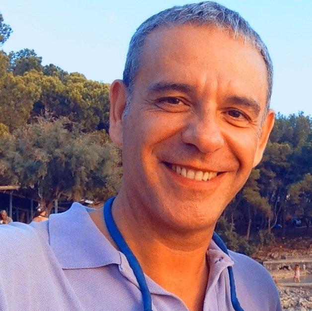 Mario de la Mano, antiguo director del Escarabajo Verde murió ayer, 14 de mayo, para el gran pesar del equipo del programa y los compañeros de TVE. Nos deja un referente del periodismo medioambiental y su brillo y energía siempre formará del espíritu del programa.