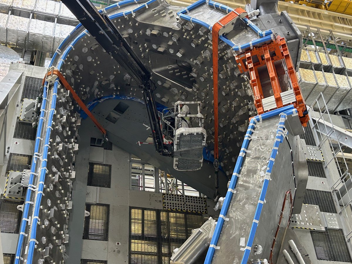 iterorg's tweet image. Inside the ITER Assembly Hall: A look at the Giants
Take a behind-the-scenes look at the stunning scale and complexity of fusion construction. These photos capture several vacuum vessel sectors staged in the Assembly Hall.
#ITER #FusionEnergy #VacuumVessel #EngineeringMarvel