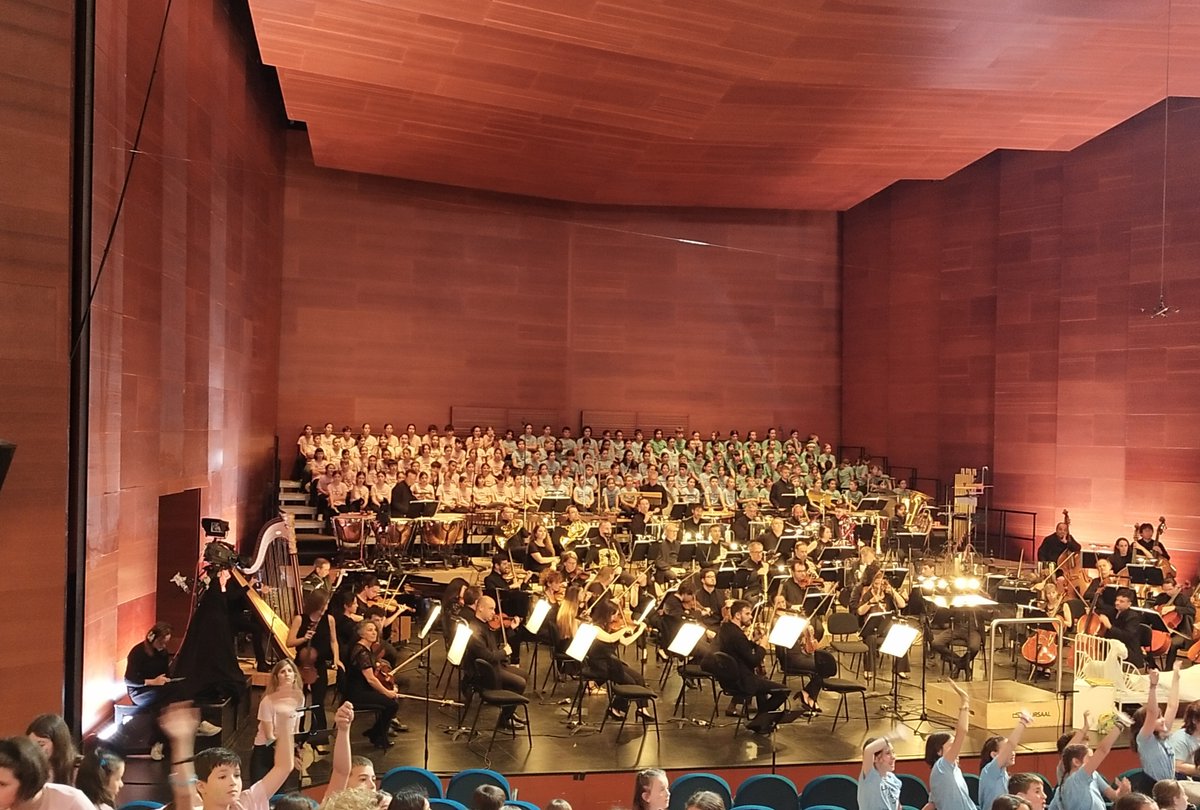 Laskorain Abesbatza Kursaalen "Logelan logale" estrainaldian
laskorainikastola.eus/berriak/20999