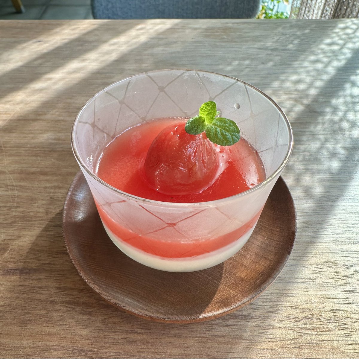 ynsl2011's tweet image. 말도 없이 새 메뉴 하고 있었습니다. 토마토밀크푸딩이에요.
부드러운 우유푸딩에 토마토를 착즙해 만든 토마토푸딩, 그리고 와인과 설탕에 졸인 방울토마토입니다. 여름이니까요.