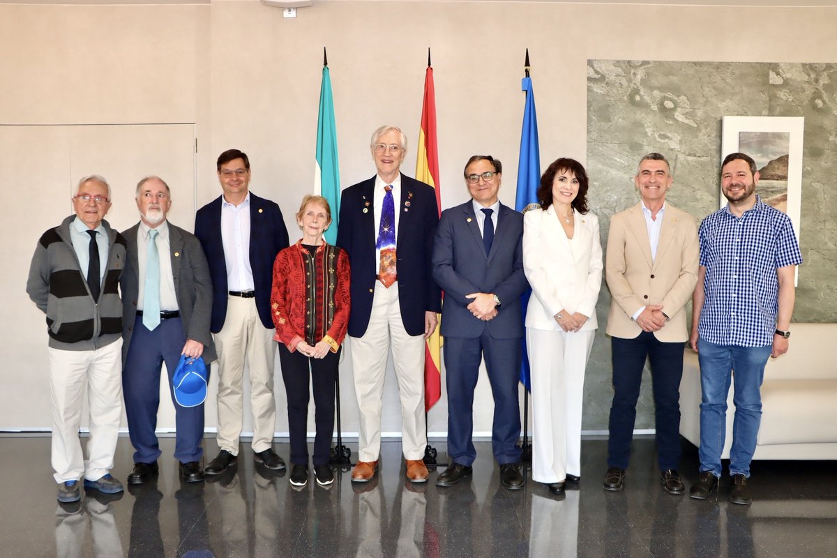 El Premio Nobel de Física 2006, John Mather, ha ofrecido en la UAL una conferencia magistral sobre los misterios sin resolver de la física y la astronomía en las XIII Jornadas Astronómicas de Almería. ¡Qué honor! 👉 bit.ly/4dhU6EP
#UAL #SoyUAL #UALDivulga #CienciaUAL