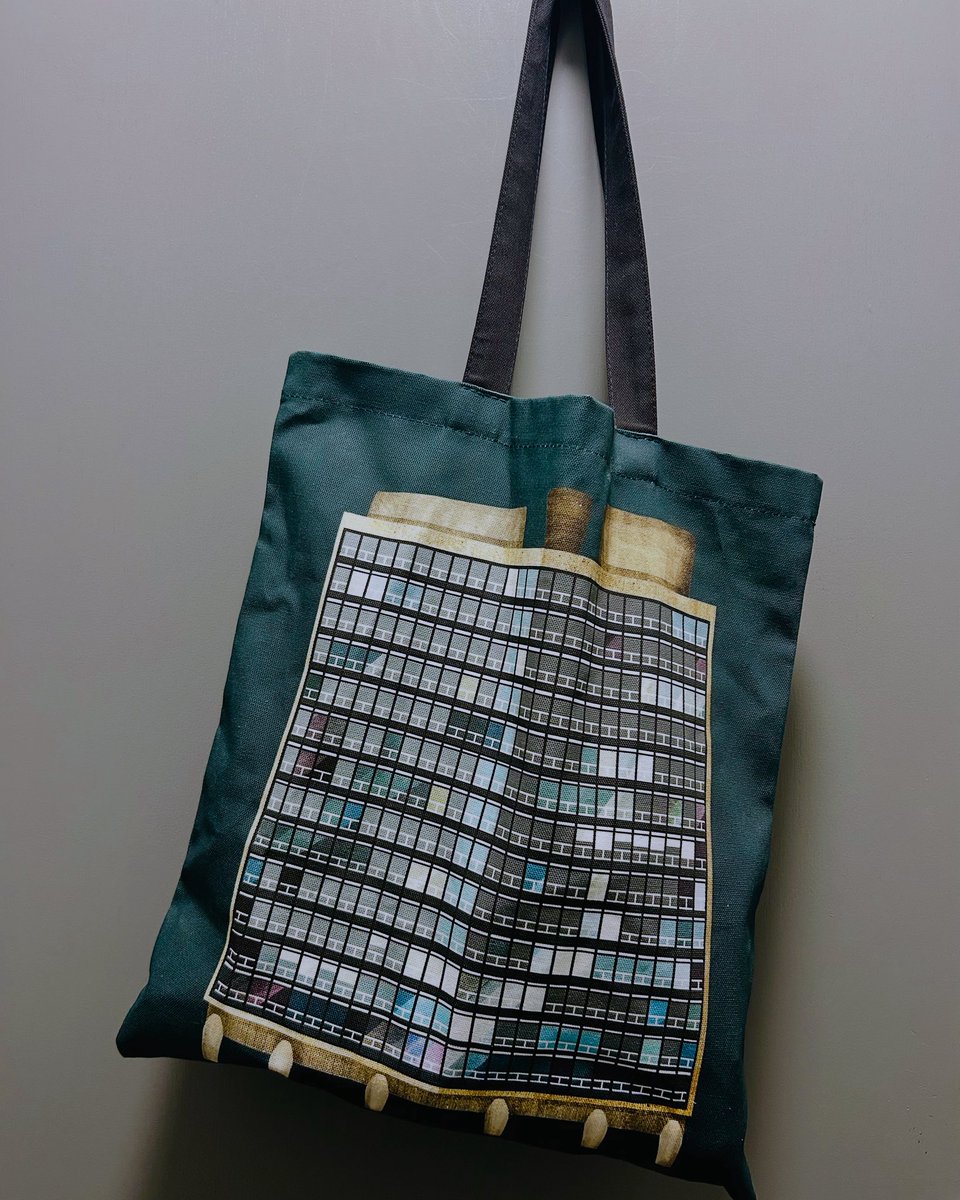 Yesterday I was heading out the office with my tote bag to get lunch. Yes I took this photo in the office toilets! I really need some good product photography 🤣

Anyway this wee bag is perfect for transporting your lunch down to the Clydeside to sit in the sun ☀️