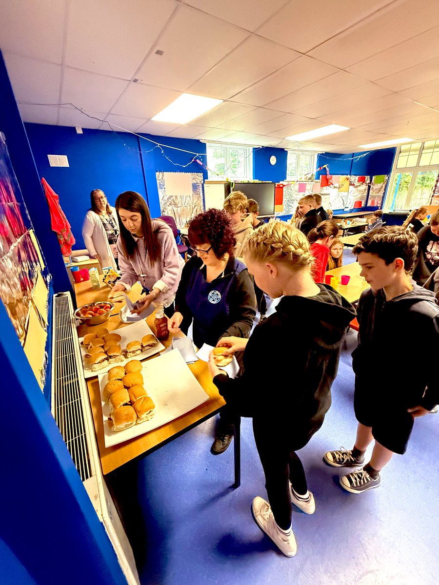 It’s the final feast before Maths Paper 3… fuelling up! ⛽️  😋 🩵

<a href="/astley_primary6/">Astley Primary Sharks</a> 🔆