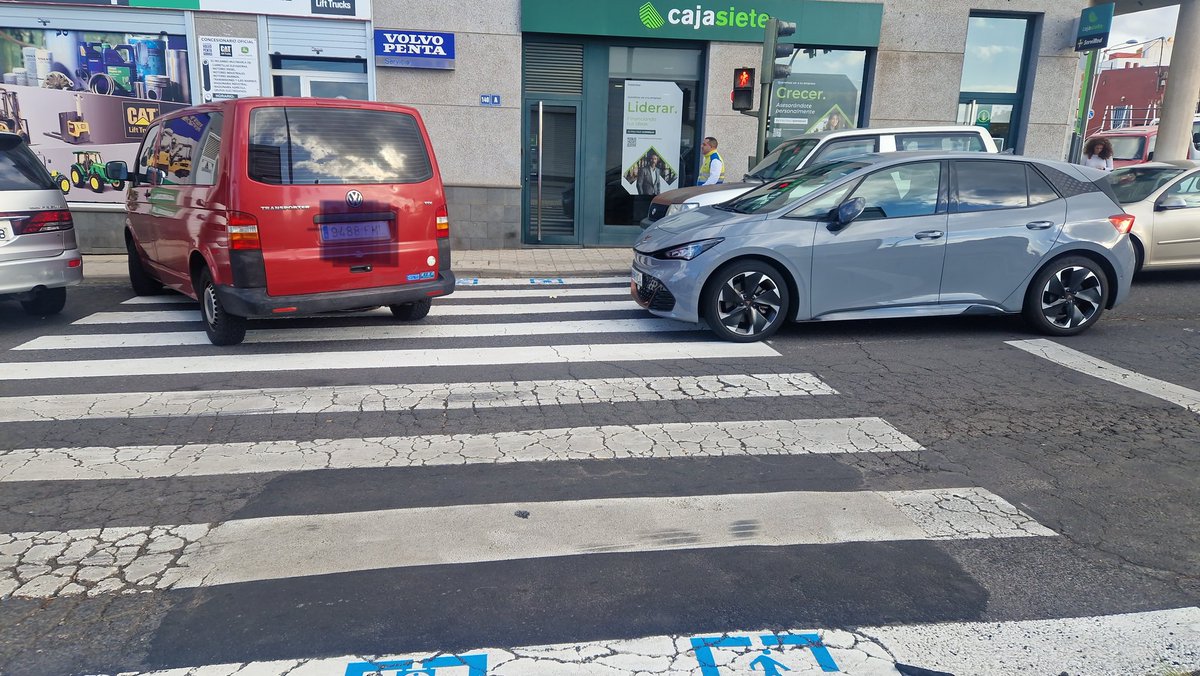 eperez115's tweet photo. Seguimos como todos los días lo mismo en este paso de peatones para cruzar a coger la guagua en #elchorrillo Coches aparcados encima, sin visibilidad, riesgo constante de atropello ¿Esperamos una desgracia?@PoliciaLocalSC @DGTes @santacruz_ayto https://t.co/J4YYDT9MRS