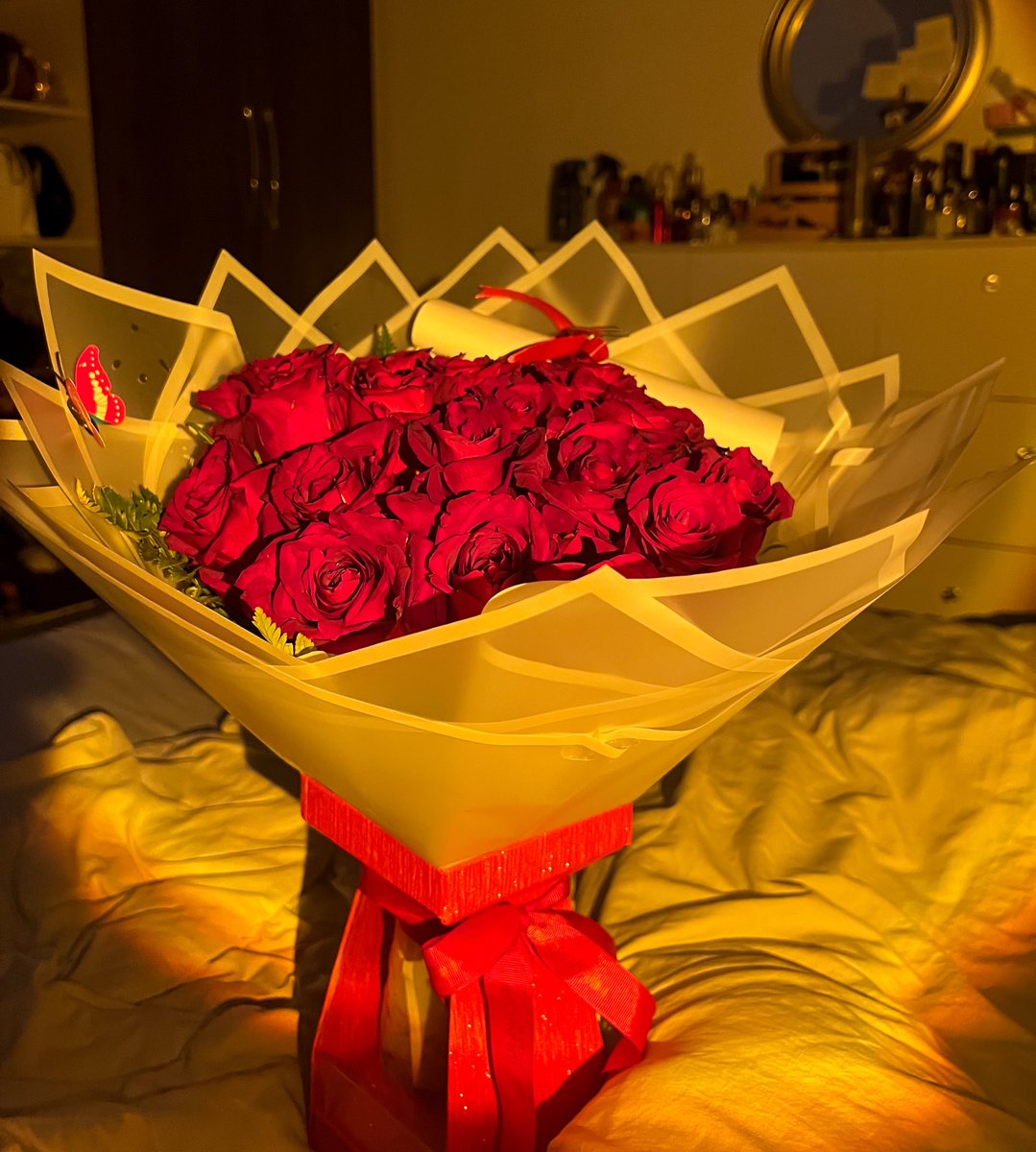 Woke up to roses. My husband really said goodmorning in 4D 😩❤️‍🔥