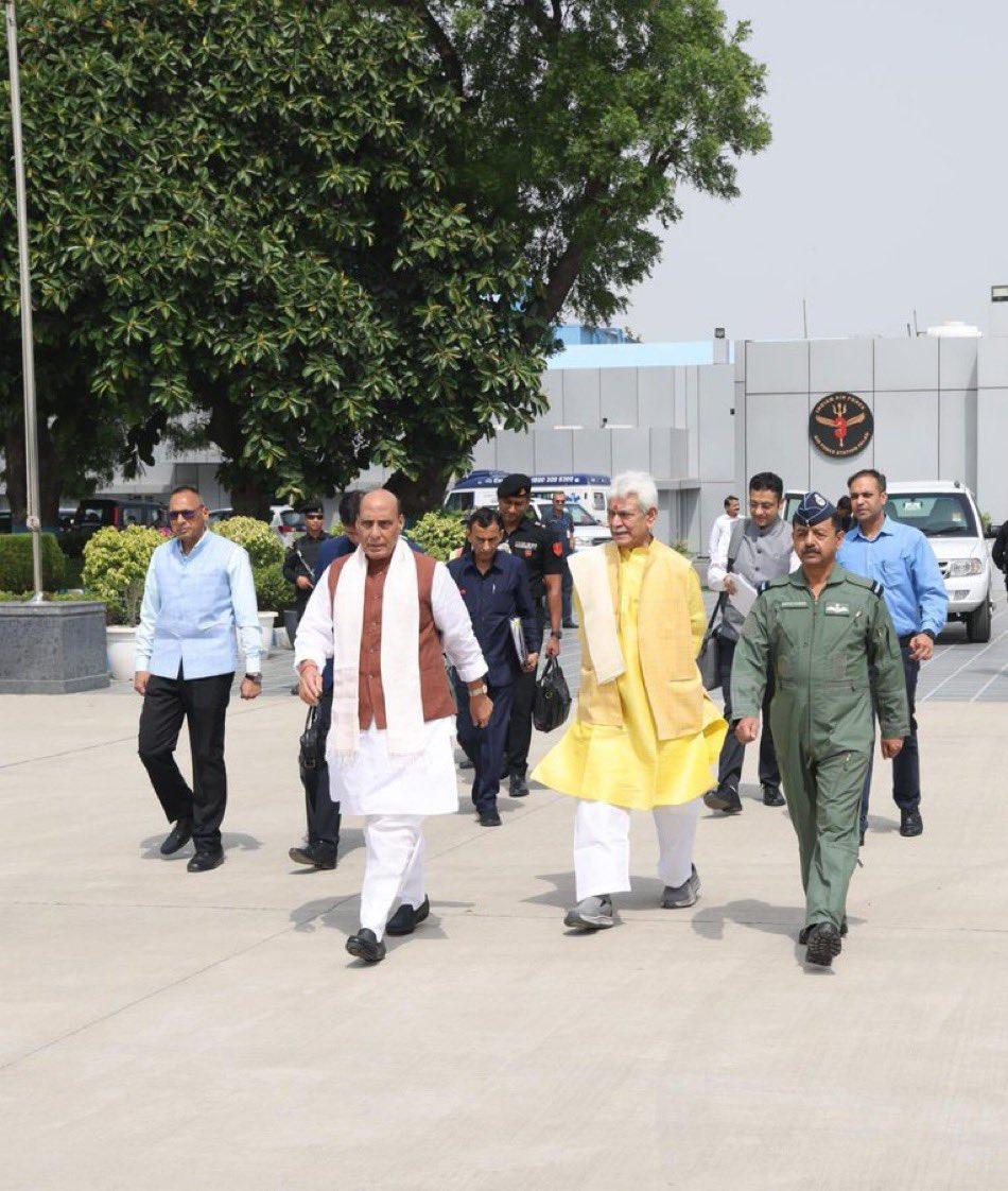 कश्मीर पहुँचे रक्षामंत्री  राजनाथ सिंह जी। 🇮🇳

दूसरों और लगातार  आतंकियों के  एनकाउंटर्स  जारी है।