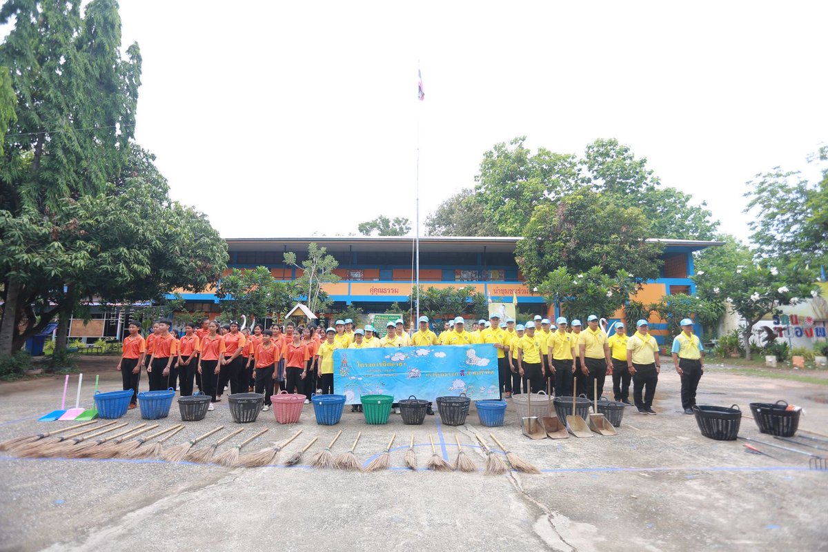 201_engineer's tweet image. จิตอาสาพัฒนาทำความสะอาดก่อนเริ่มทำการเปิดภาคเรียน

พ.ท.กฤษฎา ตะเภาพงษ์ ผบ.ช.2 พัน.201 พร้อมกำลังพลจิตอาสา และยุทโธปกรณ์ บูรณาการร่วมกับครู - นักเรียน รร.บ้านหนองพลวง จัดกิจกรรมจิตอาสาบำเพ็ญสาธารณประโยชน์ รร.บ้านหนองพลวง (ก่อนเปิดเทอม) ณ โรงเรียนบ้านหนองพวง ม.4 ต.โพธิ์กลาง จว.น.ม.