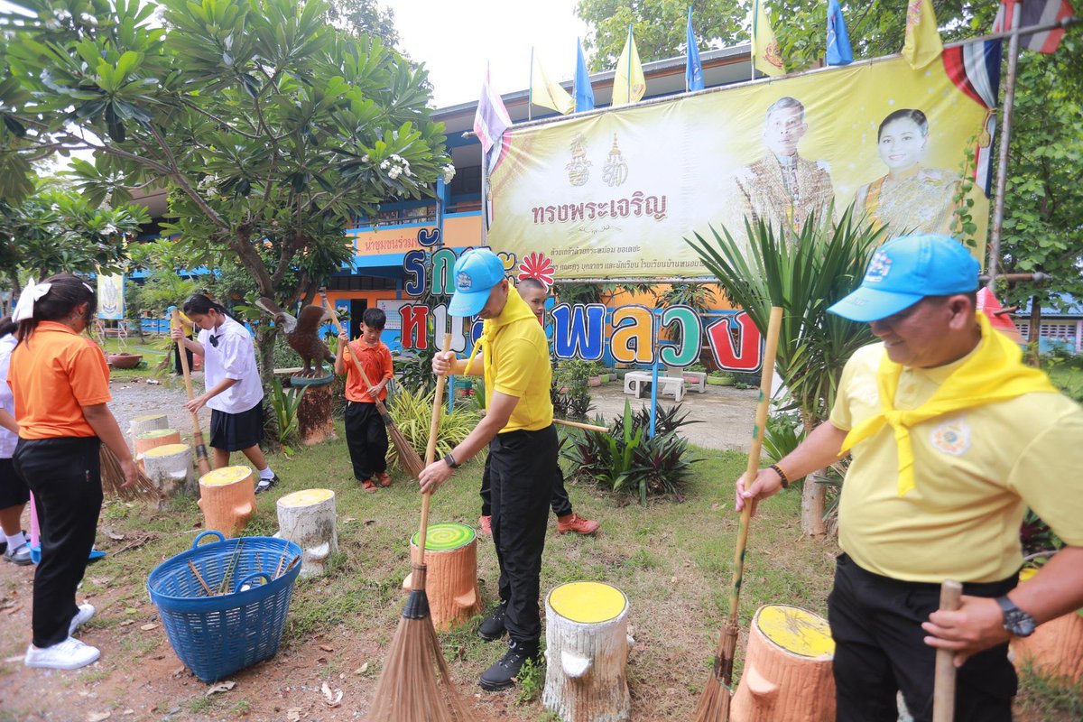 201_engineer's tweet image. จิตอาสาพัฒนาทำความสะอาดก่อนเริ่มทำการเปิดภาคเรียน

พ.ท.กฤษฎา ตะเภาพงษ์ ผบ.ช.2 พัน.201 พร้อมกำลังพลจิตอาสา และยุทโธปกรณ์ บูรณาการร่วมกับครู - นักเรียน รร.บ้านหนองพลวง จัดกิจกรรมจิตอาสาบำเพ็ญสาธารณประโยชน์ รร.บ้านหนองพลวง (ก่อนเปิดเทอม) ณ โรงเรียนบ้านหนองพวง ม.4 ต.โพธิ์กลาง จว.น.ม.