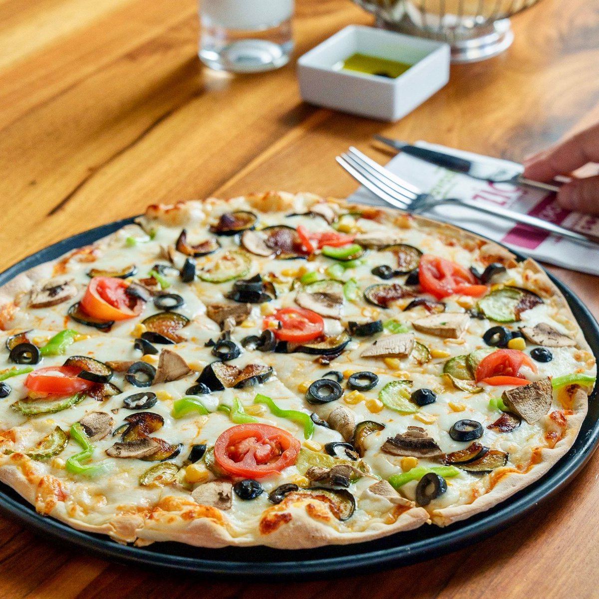 Bol malzemesi, lezzeti dengeleyen hamuru ve enfes sosuyla Pizzalarımız herkesin favorisi 🤩 -Sebzeli Vejeteryan Pizza