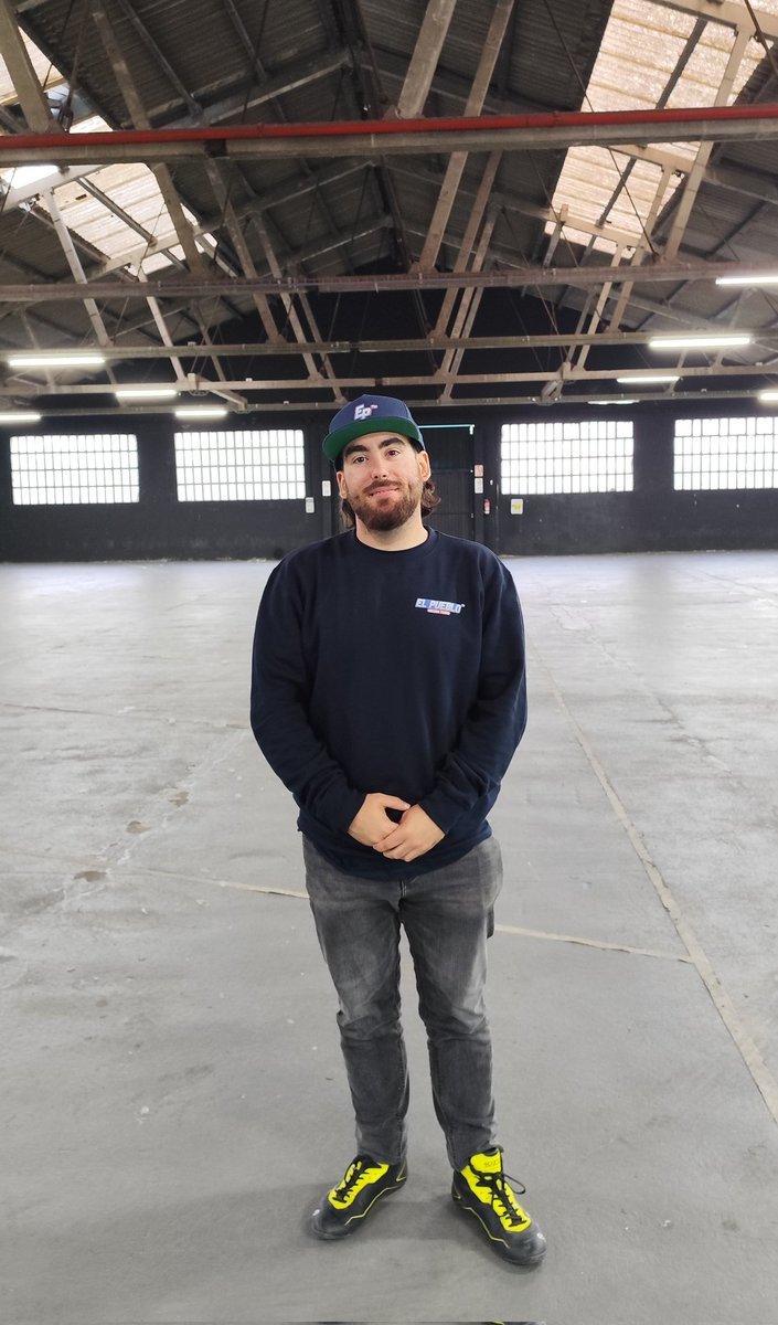 Pues ya me ha llegado el merch de <a href="/ElPuebloRacing/">El Pueblo™ Racing Team</a> .
Está tan top que hasta alguien feo como yo parece guapo, así que ya sabéis, comprad! 🫢🤙🏻

(Es mentira era guapo de antes, puro marketing)