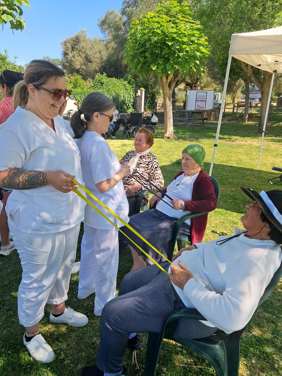 Ayer fue un día especial en Castellar de la Frontera (Cádiz) ya que las personas usarias del Servicio de Ayuda a Domicilio se reunieron en una jornada de convivencia. Entrenamientos al aire libre además de charlas y risas que no cesaron ☺️