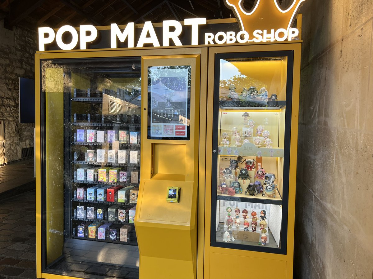 パリのオタク向け自販機。