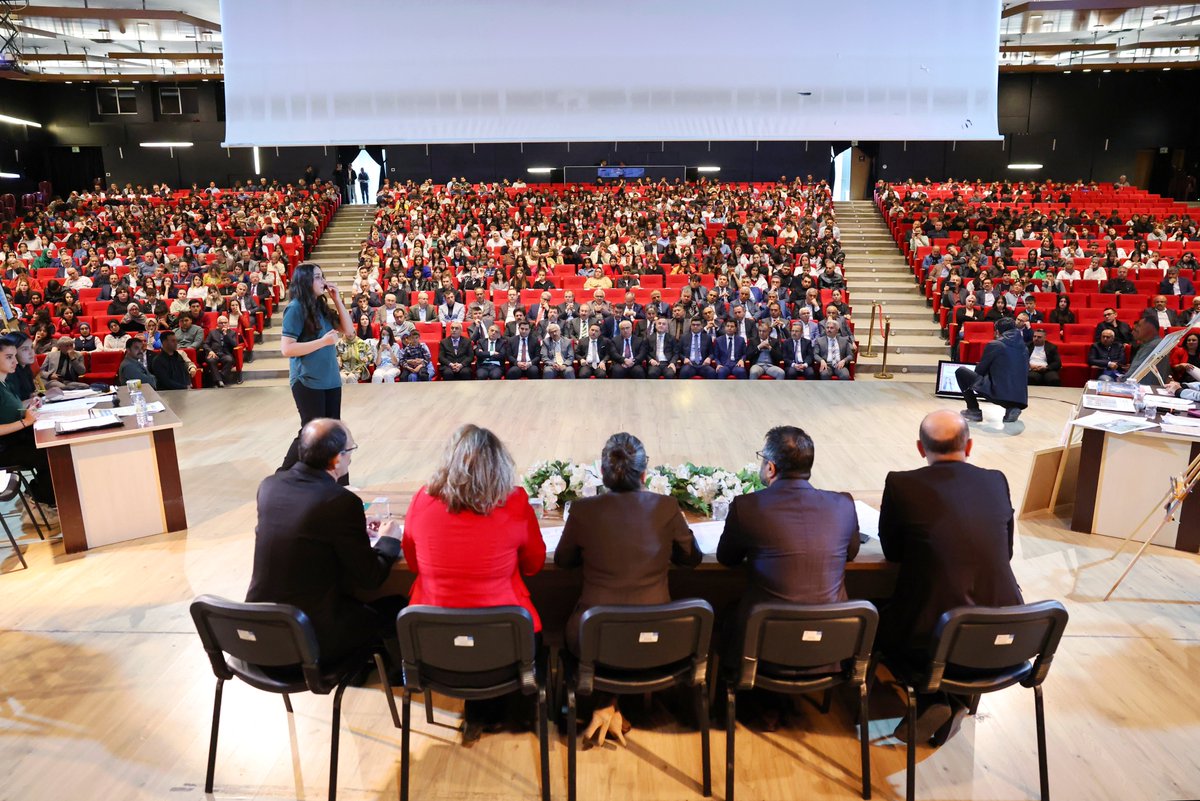 Valimiz Sayın Gökmen Çiçek, Kayseri Liseler Arası Münazara Turnuvası İl Finali’nde finale kalan, Tomarza Şehit Nazım Kapucu Anadolu Lisesi ile Bünyan Şehit Muzaffer Ersoy Kız Anadolu İmam Hatip Lisesi arasındaki münazara programına katıldı
