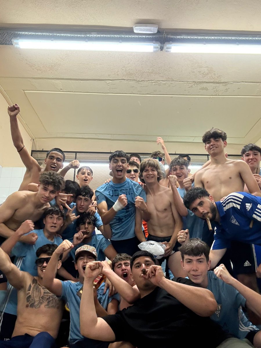 Kilian82190737's tweet photo. Temporada inolvidable quedando campeones y ascendiendo al Cadete a primera división ,con un equipo de jugadores brutal y mis dos compañeros que han echo todo mucho mas fácil.
Muy contento por mi primer ascenso como entrenador.
Un saludo a tutusaus y sus amigos💙🥽 https://t.co/3vrpsISt3p