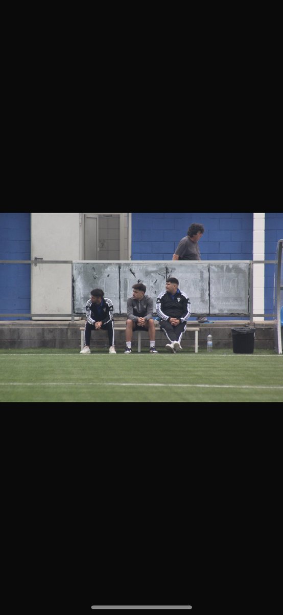 Kilian82190737's tweet photo. Temporada inolvidable quedando campeones y ascendiendo al Cadete a primera división ,con un equipo de jugadores brutal y mis dos compañeros que han echo todo mucho mas fácil.
Muy contento por mi primer ascenso como entrenador.
Un saludo a tutusaus y sus amigos💙🥽 https://t.co/3vrpsISt3p