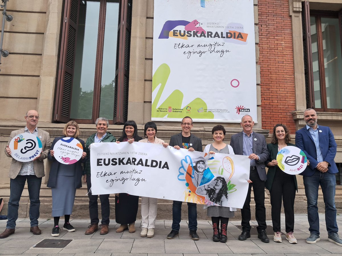 Nafarroako talde parlamentarioko kideok txapa jantzi eta bat egin dugu <a href="/euskaraldia/">EUSKARALDIA</a>|rekin!

👂👄 Elkar mugituz egingo dugu!