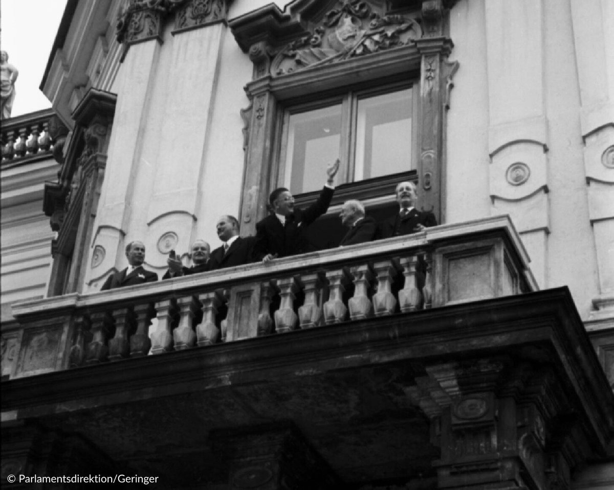 "Österreich ist frei!" sagte der damalige Außenminister Leopold Figl genau heute vor 70 Jahren. Die parlamentarische Reise des Staatsvertrags dauerte neun Jahre und über drei Gesetzgebungsperioden hinweg. Begonnen hat sie mit einer geheimen Sitzung des Nationalrats. ⬇️