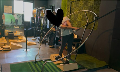 Proswing_Inc's tweet image. [ #스윙플레인 2.0 ] 제주도 효언 골프스튜디오~ 골프스윙을 이해하고 몸소느끼게 해주는 #골프연습기구

제품문의:1899-6637
proswing.kr
#골프연습머신 제조 (주)프로스윙

#골프스윙궤도 #스윙궤도링 #원형골프기구 #싱글골퍼제조기 #드라이버궤도 #아이언궤도