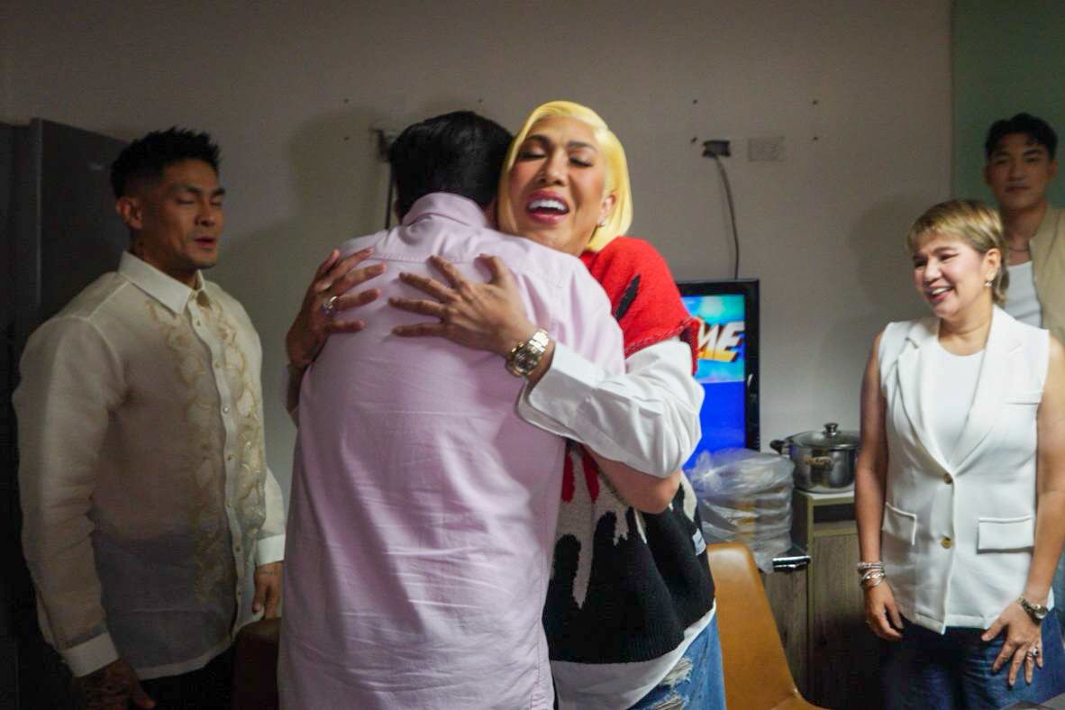 bamaquino's tweet photo. MARAMING SALAMAT, @itsShowtimeNa!

Salamat sa lahat ng madlang pipol na sumuporta at nagtiwala sa atin para makabalik tayo sa Senado! Salamat din sa buong It’s Showtime family sa pagwelcome sa atin ngayong araw sa online at studio!

Nakwento ko sa madlang pipol na matapos natin pagtrabahuhan at pagsumikapan ang pagpasa ng batas na Libreng Kolehiyo noon, sisiguraduhin natin na mas mapopondohan ito at mas mapalawak pa ang sakop para mas maraming kabataang Pilipino pa ang makinabang rito.

Naipanalo na natin ang kampanya, simulan na nating magtulungan para maipanalo ang bawat pamilyang Pilipino! 🇵🇭 

#SenatorBamAquino