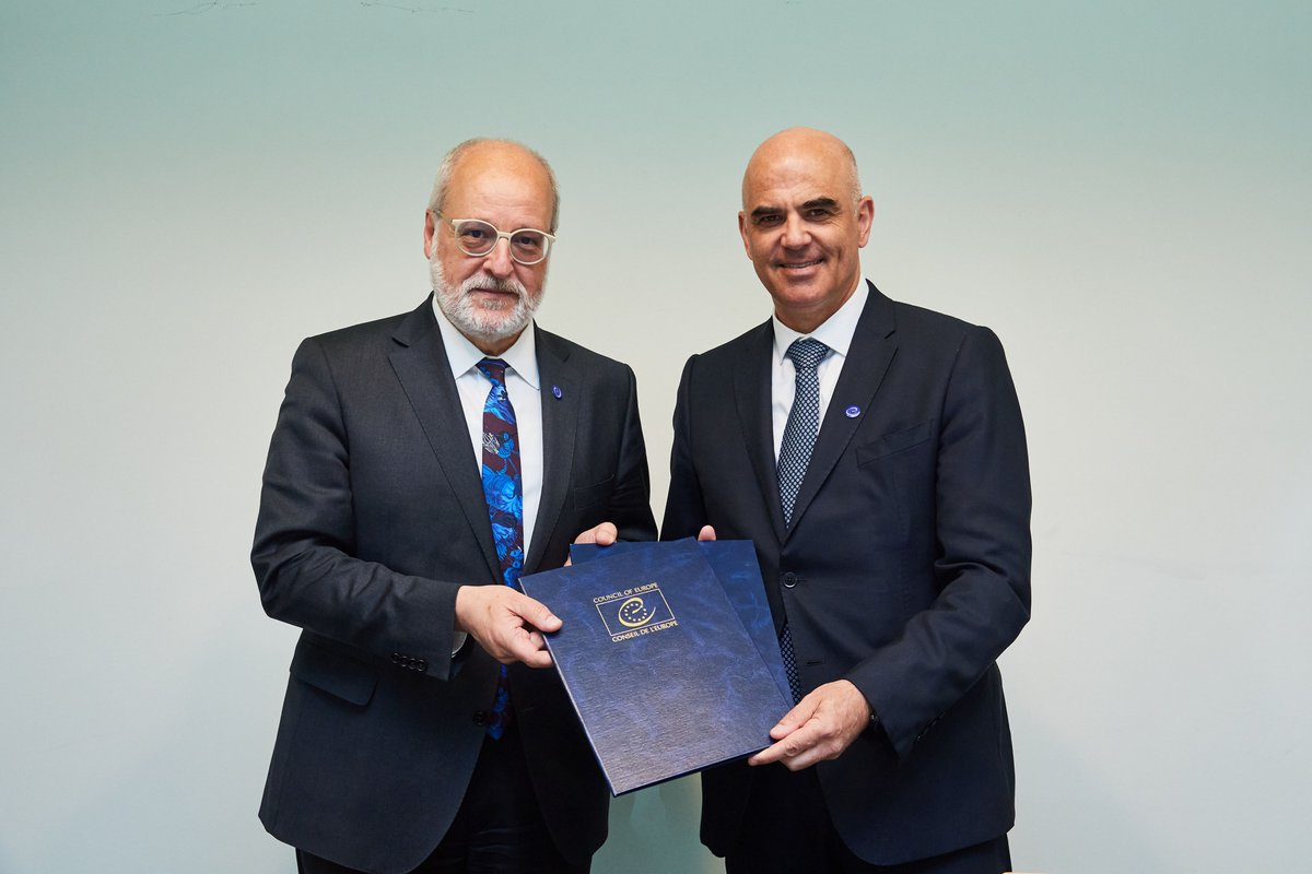 Switzerland🇨🇭at the Council of Europe 🇪🇺 (@switzerlandcoe) on Twitter photo À la Ministérielle du Conseil de l’Europe au 🇱🇺, le <a href="/SwissMFAStatSec/">Alexandre Fasel</a> A. Fasel et le SG <a href="/alain_berset/">Alain Berset</a> ont officialisé une nouvelle contribution de 1,4 mio CHF de la 🇨🇭 au Plan d’action <a href="/CoE_fr/">Conseil de l'Europe</a> pour l'Ukraine.
Une contribution à la résilience, relance et reconstruction de l’🇺🇦. À la Ministérielle du Conseil de l’Europe au 🇱🇺, le <a href="/SwissMFAStatSec/">Alexandre Fasel</a> A. Fasel et le SG <a href="/alain_berset/">Alain Berset</a> ont officialisé une nouvelle contribution de 1,4 mio CHF de la 🇨🇭 au Plan d’action <a href="/CoE_fr/">Conseil de l'Europe</a> pour l'Ukraine.
Une contribution à la résilience, relance et reconstruction de l’🇺🇦.