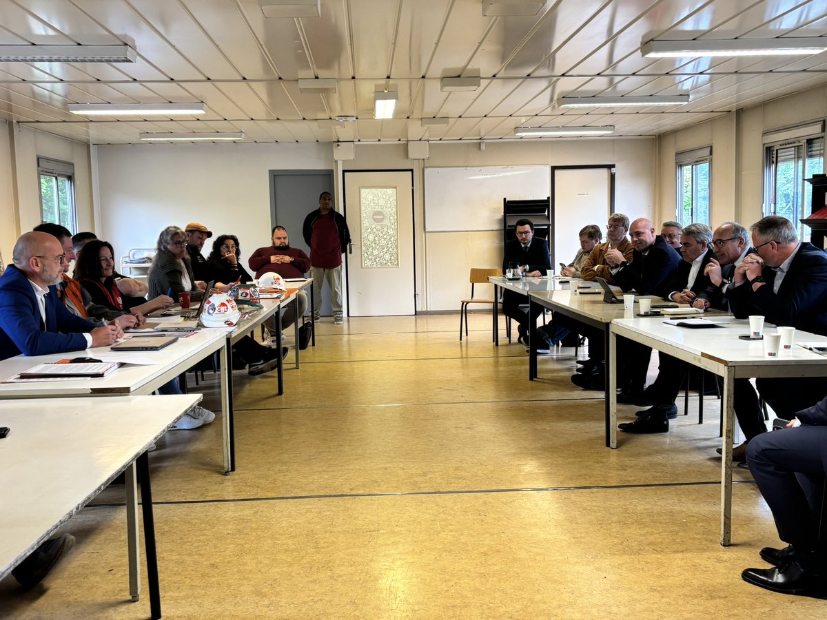 christophe_p's tweet image. Ce matin à ArcelorMittal aux côtés de @xavierbertrand, @JulienGokel, Yann Capet représentant Patrice Vergriete, et Martial Beyaert, afin de travailler avec les salariés et leurs représentants à la sauvegarde des emplois et à la production d’acier français. 

Nous ne vous…