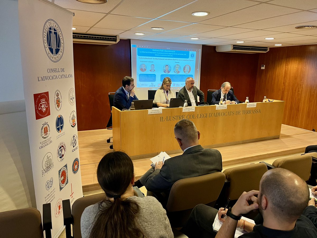 🔵 Primera taula: Discriminació, delictes d'odi i modalitats digitals

🗣️ Carlos Ocaña, enllaç Fiscalia de Badalona
🗣️ Míriam Borrell, Oficina d’Igualtat de Tracte i No-discriminació <a href="/igualtatcat/">Igualtat i Feminisme</a>
🗣️ <a href="/raulgbarroso/">Raul Garcia Barroso</a>, advocat <a href="/icasbd/">Advocacia Sabadell</a>

👨‍⚖️Presenta <a href="/CarlesMcCragh/">Carles McCragh</a> i relata <a href="/Rafel_Gazquez/">Rafael Gàzquez</a>