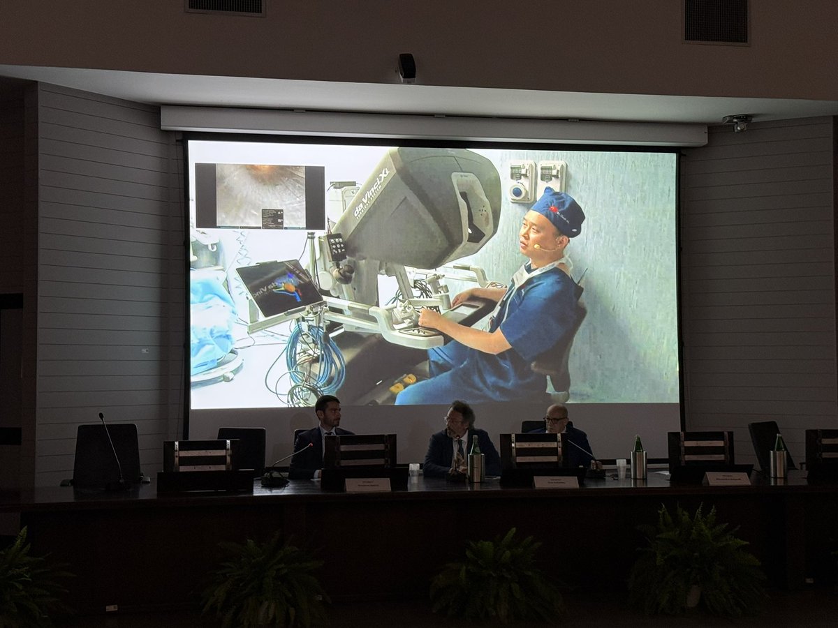 Symp for Multidisciplinar Advancement in UroOnco (@synergy_uro) on Twitter photo 🔴 LIVE SURGERY at SYNERGY
First live surgery session led by <a href="/wuzhenjie17/">Zhenjie Wu, MD, PhD</a> 🇨🇳 🦾
Retroperitoneal Robotic Partial Nephrectomy for SRM.
👨🏫 Mentored by: Ciro Imbimbo, <a href="/aleantonellibs1/">Alessandro Antonelli MD FRCS(Glasg)</a>, Antonio Carbone
🗣️ Moderated by: <a href="/GianlucaSpena/">Dr. Gianluca Spena</a> 🔴 LIVE SURGERY at SYNERGY
First live surgery session led by <a href="/wuzhenjie17/">Zhenjie Wu, MD, PhD</a> 🇨🇳 🦾
Retroperitoneal Robotic Partial Nephrectomy for SRM.
👨🏫 Mentored by: Ciro Imbimbo, <a href="/aleantonellibs1/">Alessandro Antonelli MD FRCS(Glasg)</a>, Antonio Carbone
🗣️ Moderated by: <a href="/GianlucaSpena/">Dr. Gianluca Spena</a>