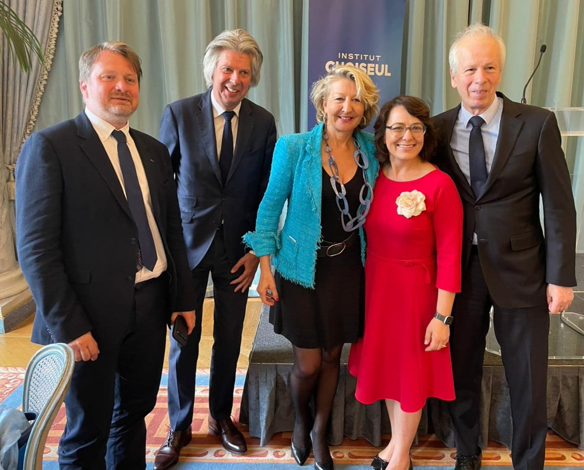 Stéphane Dion (@ambstephanedion) on Twitter photo Je continue à expliquer pourquoi, alors que l’ordre économique mondial est bouleversé, les relations Canada-France-Europe doivent être hissées à un nouveau sommet. Cette fois, c’est devant l’<a href="/instchoiseul/">Institut Choiseul</a>, un laboratoire d'idées 🇫🇷 consacré aux questions éco. et aux relations🌎. Je continue à expliquer pourquoi, alors que l’ordre économique mondial est bouleversé, les relations Canada-France-Europe doivent être hissées à un nouveau sommet. Cette fois, c’est devant l’<a href="/instchoiseul/">Institut Choiseul</a>, un laboratoire d'idées 🇫🇷 consacré aux questions éco. et aux relations🌎.